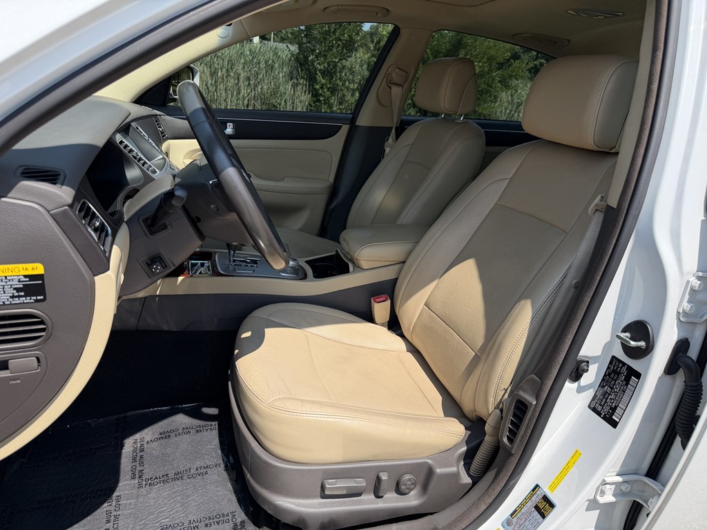 Photo 31 of this HYUNDAI GENESIS
