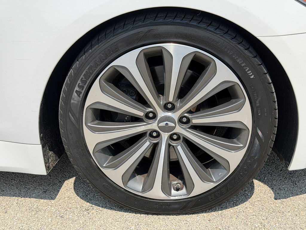 Photo 16 of this HYUNDAI GENESIS