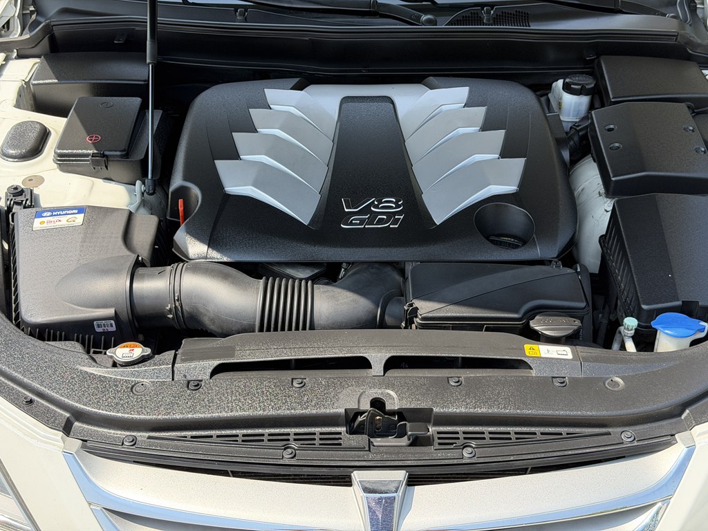 Photo 21 of this HYUNDAI GENESIS