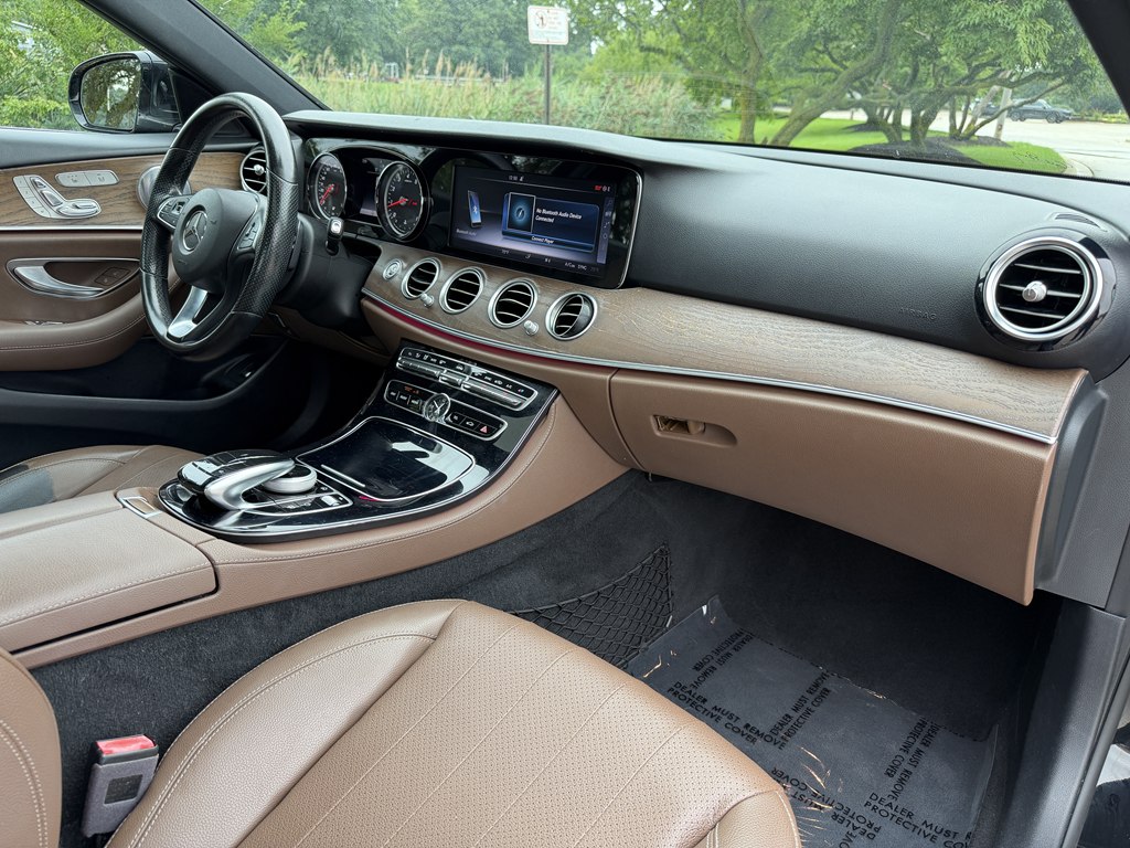 Photo 45 of this MERCEDES-BENZ E-CLASS