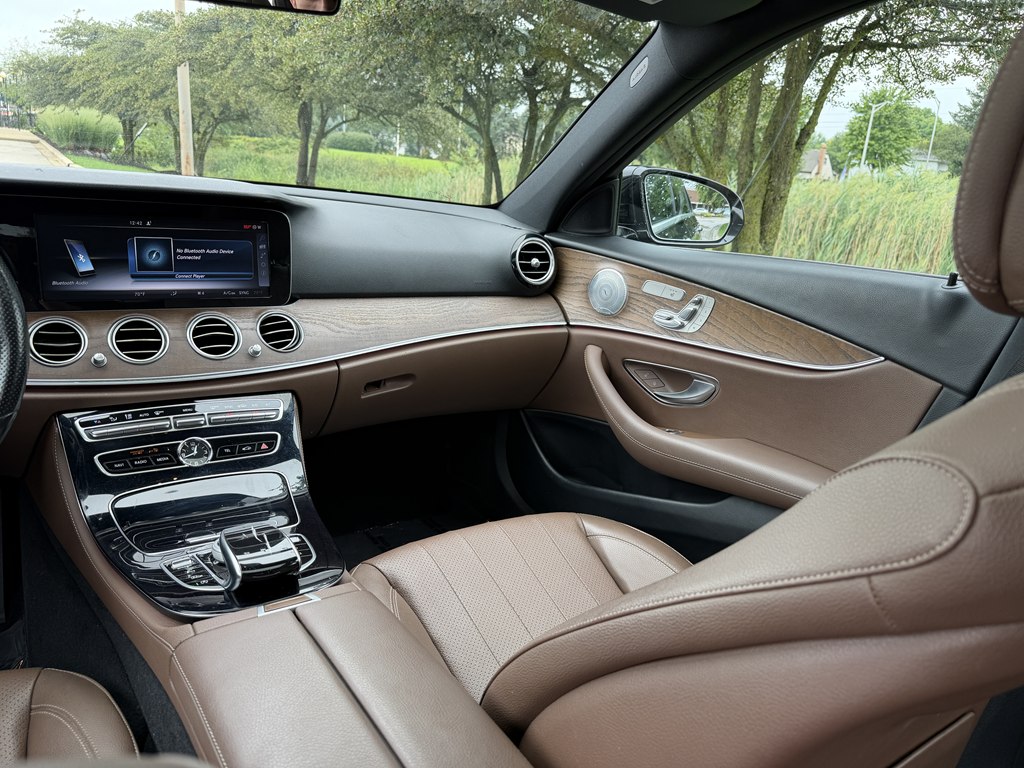 Photo 38 of this MERCEDES-BENZ E-CLASS