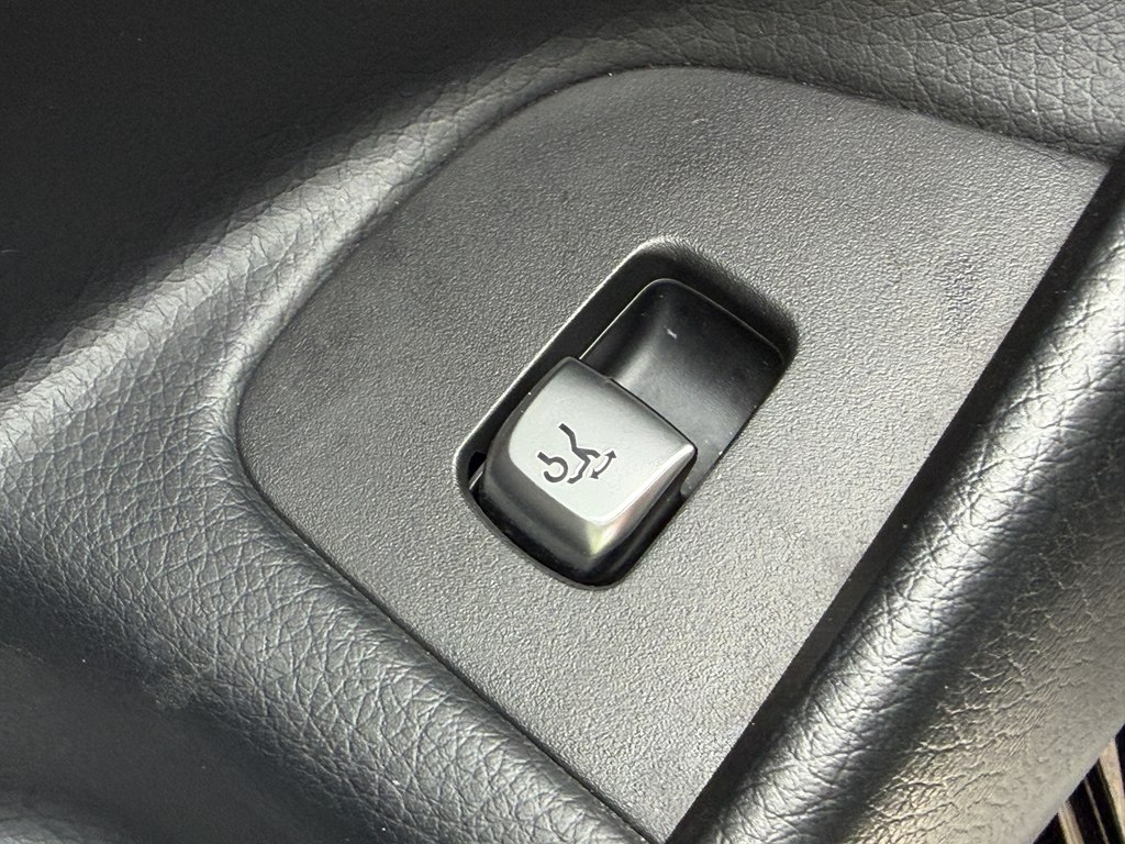 Photo 67 of this MERCEDES-BENZ E-CLASS