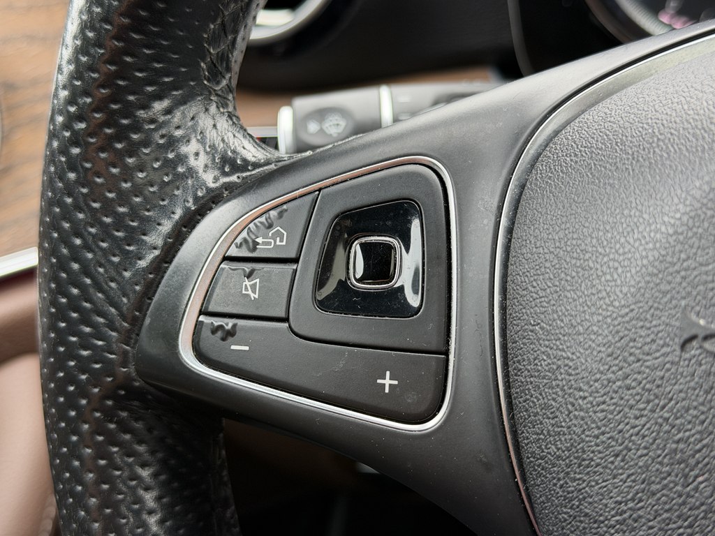 Photo 61 of this MERCEDES-BENZ E-CLASS