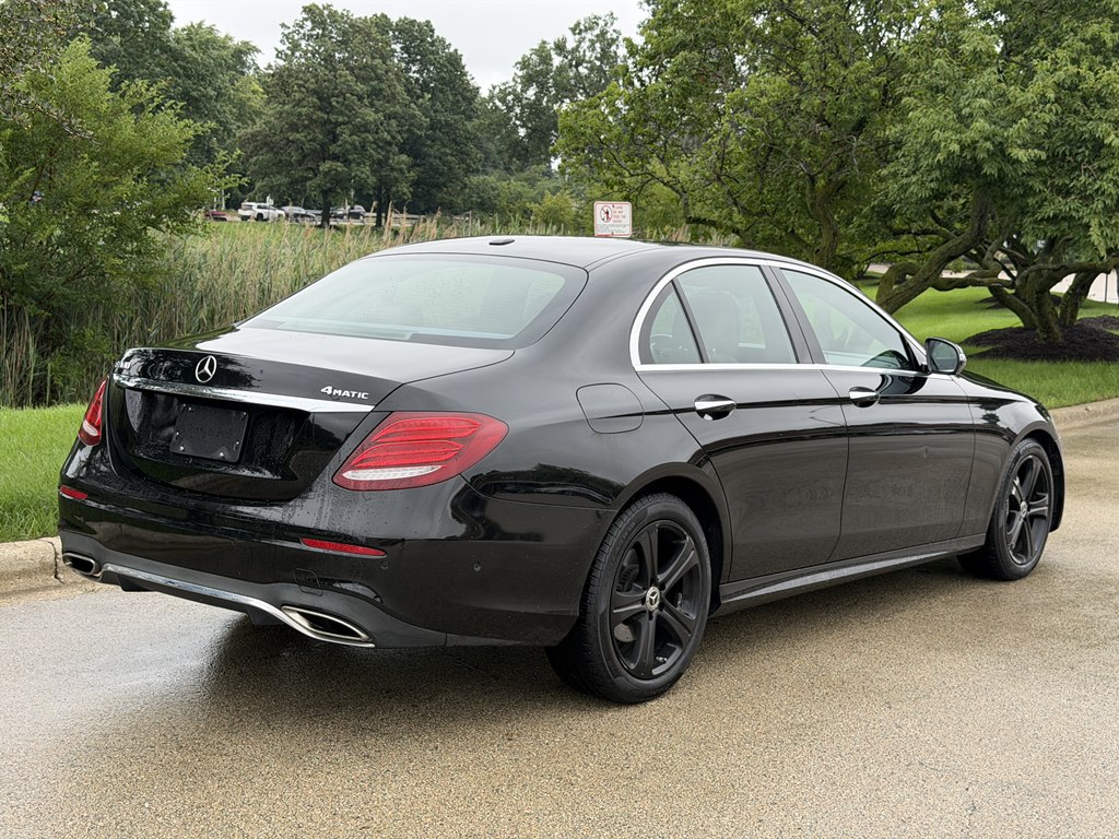 Photo 2 of this MERCEDES-BENZ E-CLASS