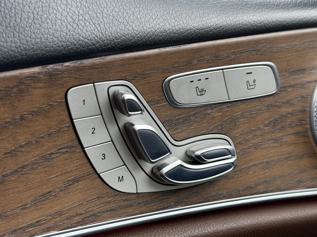 Photo 51 of this MERCEDES-BENZ E-CLASS