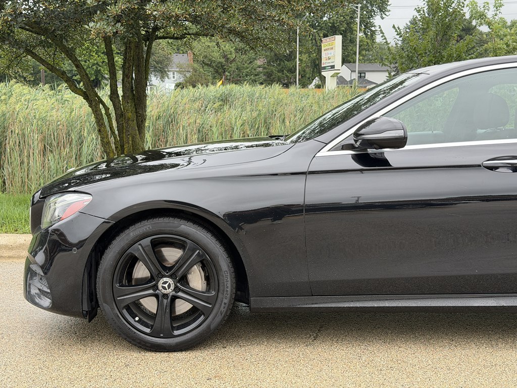 Photo 10 of this MERCEDES-BENZ E-CLASS