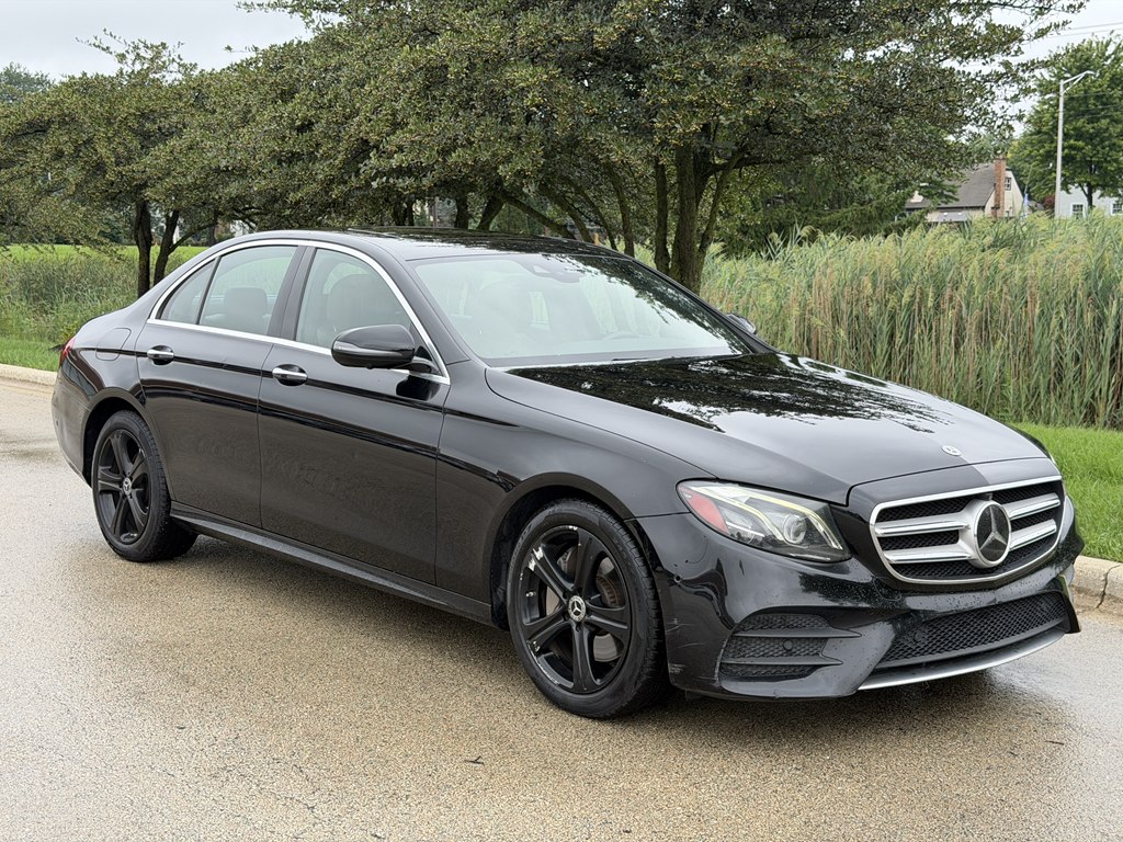 Photo 3 of this MERCEDES-BENZ E-CLASS