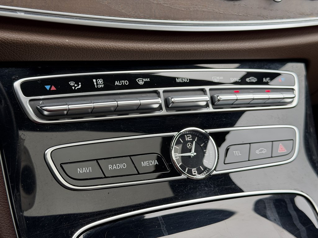 Photo 65 of this MERCEDES-BENZ E-CLASS