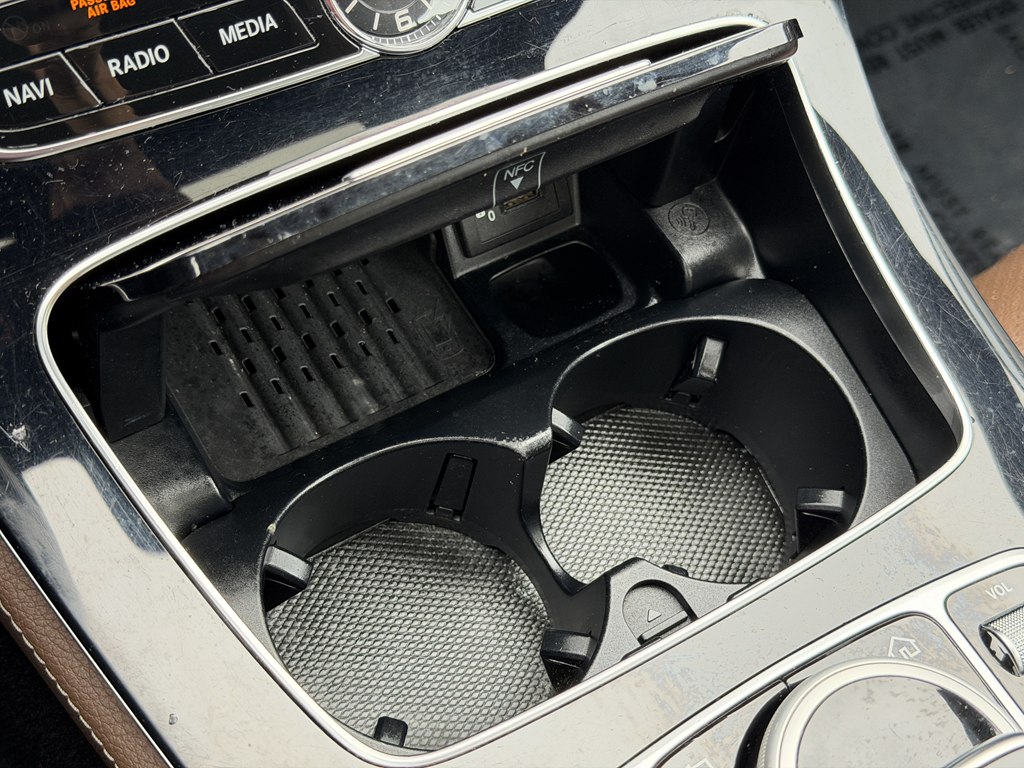 Photo 66 of this MERCEDES-BENZ E-CLASS