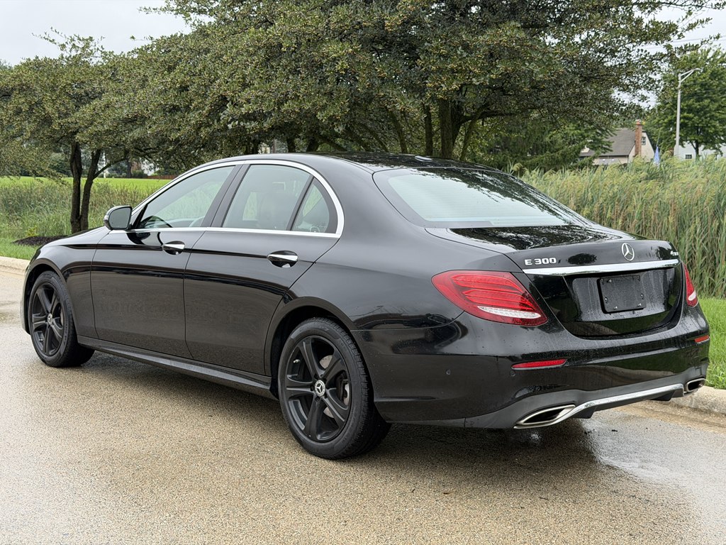 Photo 4 of this MERCEDES-BENZ E-CLASS