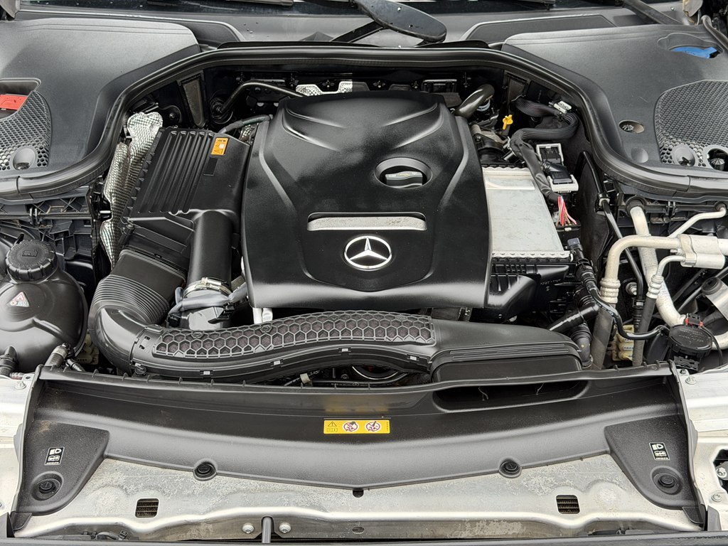Photo 19 of this MERCEDES-BENZ E-CLASS