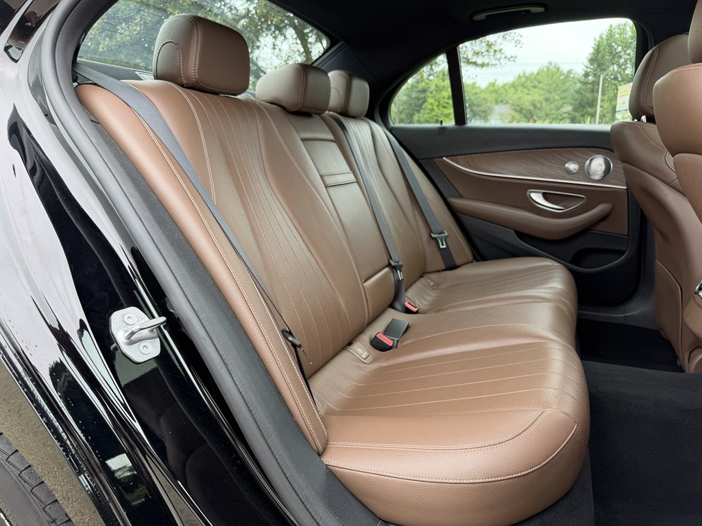 Photo 41 of this MERCEDES-BENZ E-CLASS