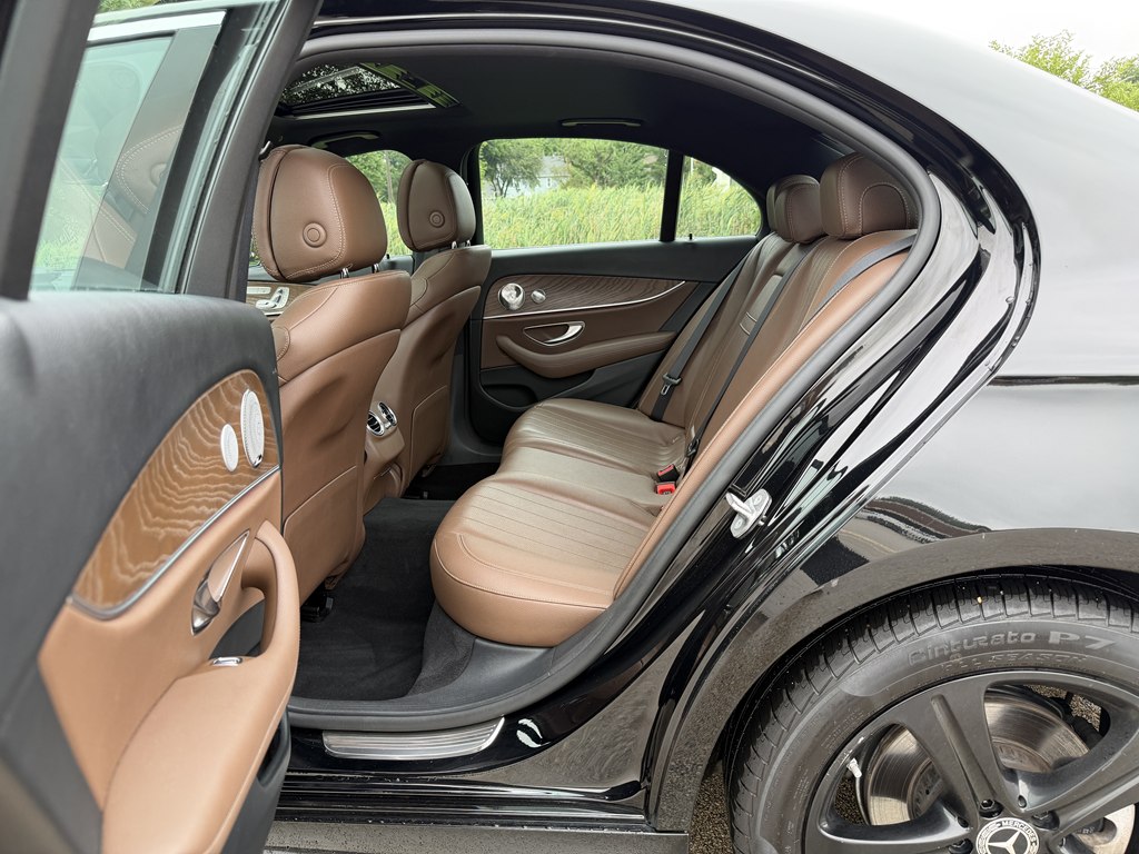 Photo 36 of this MERCEDES-BENZ E-CLASS