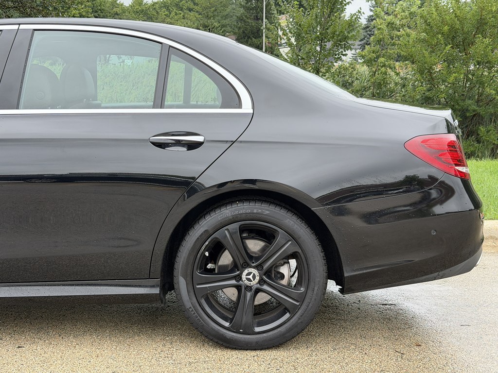 Photo 9 of this MERCEDES-BENZ E-CLASS