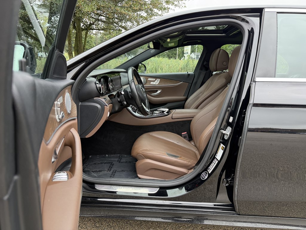 Photo 34 of this MERCEDES-BENZ E-CLASS