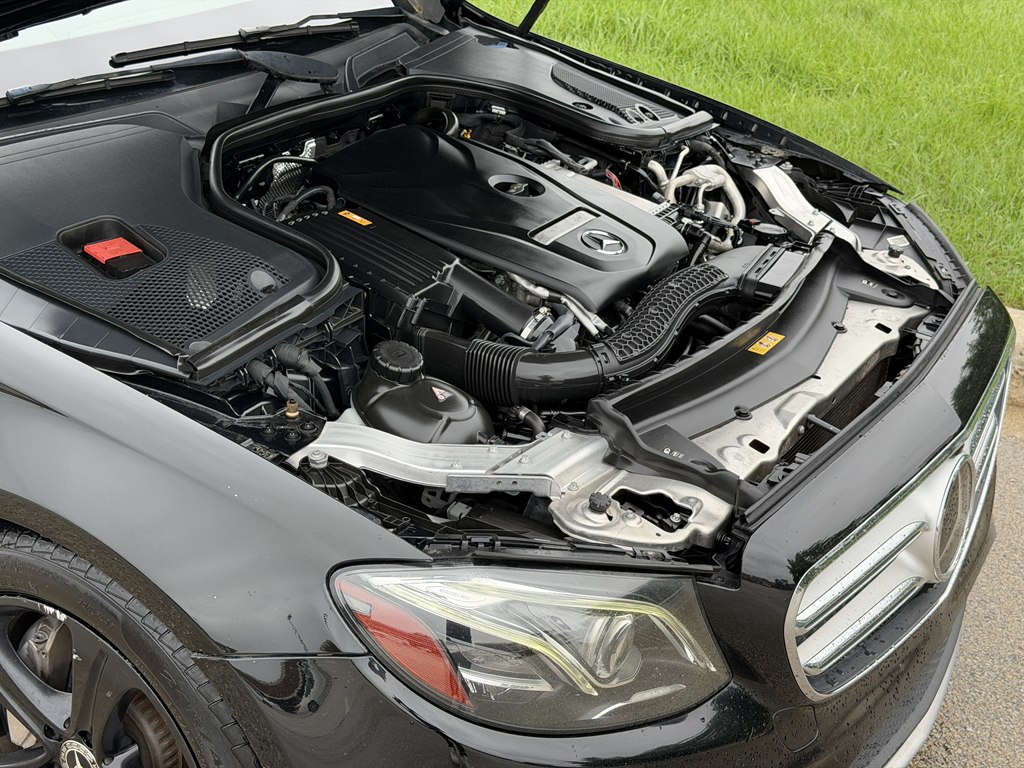 Photo 17 of this MERCEDES-BENZ E-CLASS