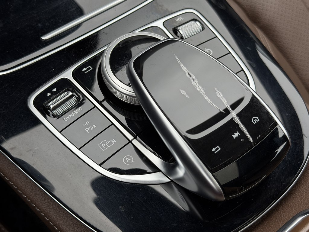 Photo 55 of this MERCEDES-BENZ E-CLASS