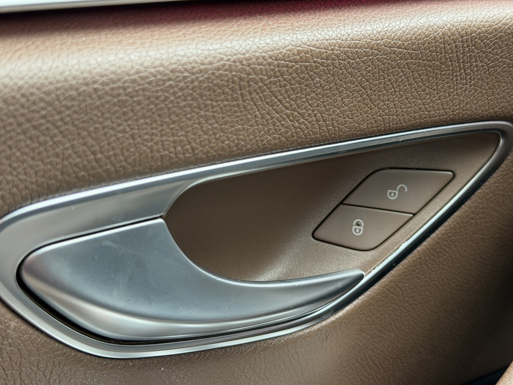 Photo 54 of this MERCEDES-BENZ E-CLASS