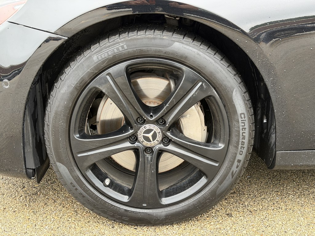 Photo 25 of this MERCEDES-BENZ E-CLASS