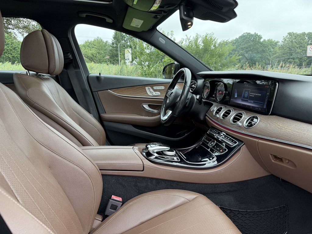 Photo 42 of this MERCEDES-BENZ E-CLASS