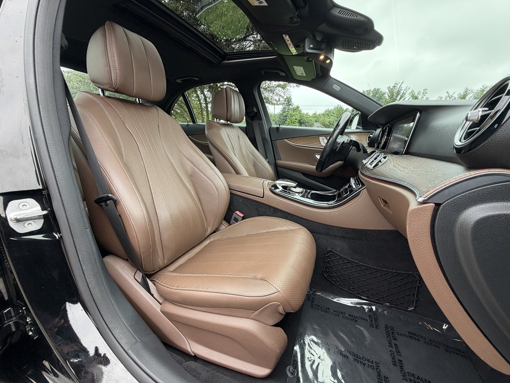 Photo 43 of this MERCEDES-BENZ E-CLASS