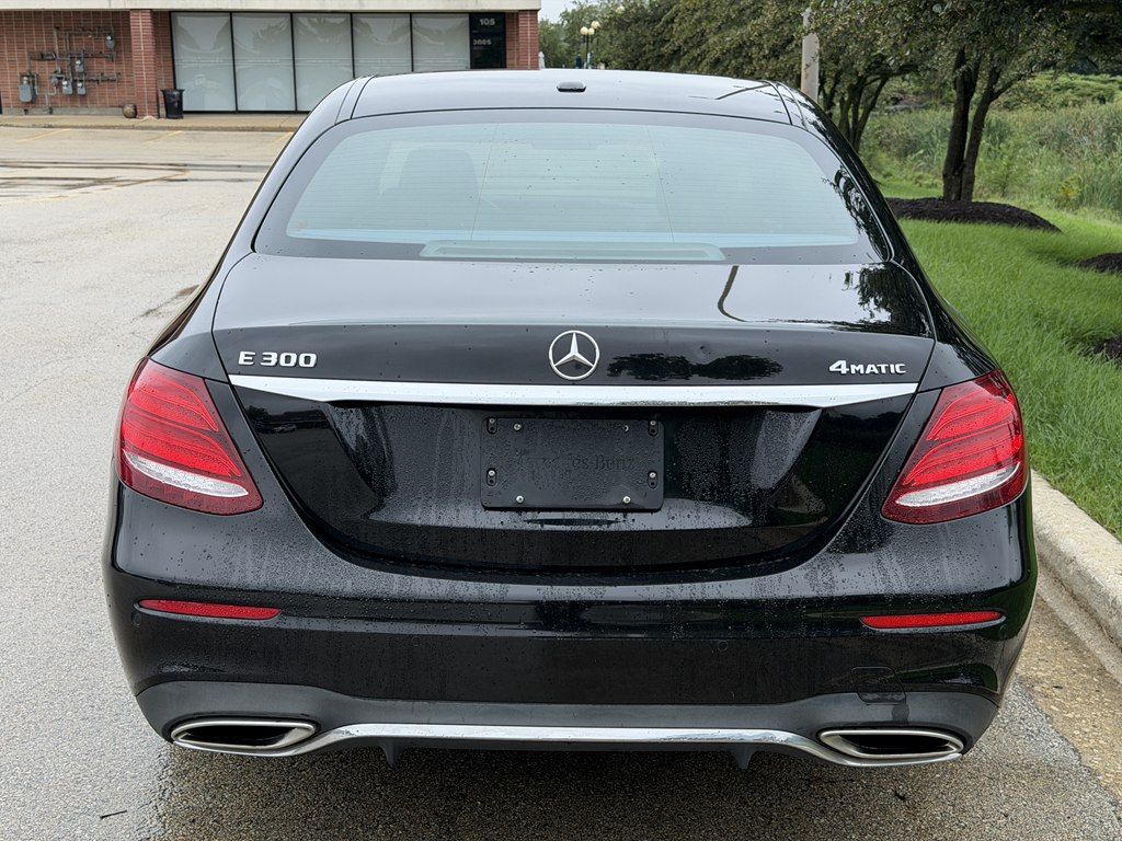 Photo 13 of this MERCEDES-BENZ E-CLASS