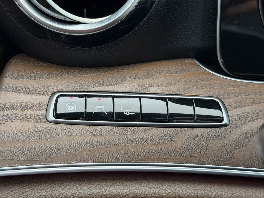 Photo 47 of this MERCEDES-BENZ E-CLASS