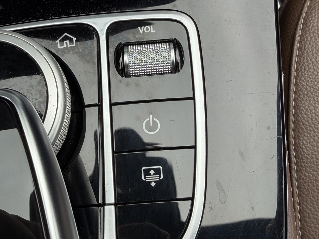 Photo 56 of this MERCEDES-BENZ E-CLASS