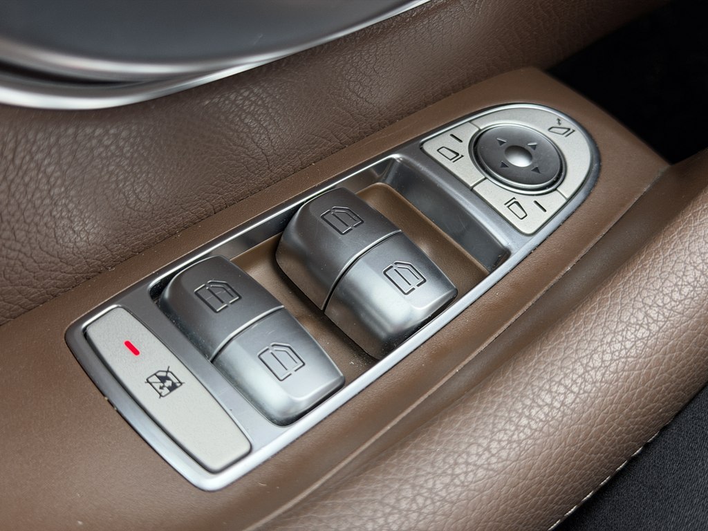 Photo 53 of this MERCEDES-BENZ E-CLASS