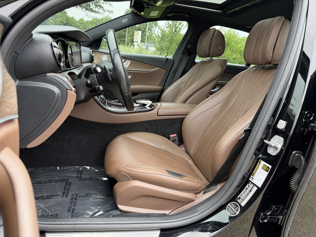 Photo 35 of this MERCEDES-BENZ E-CLASS