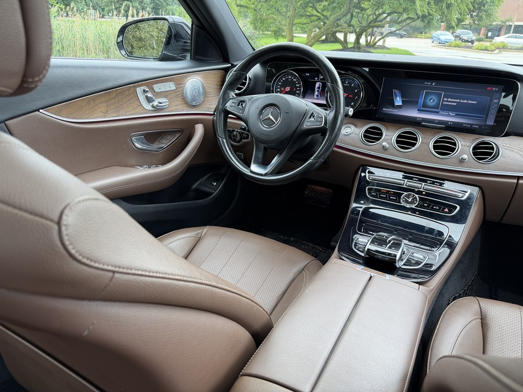 Photo 39 of this MERCEDES-BENZ E-CLASS