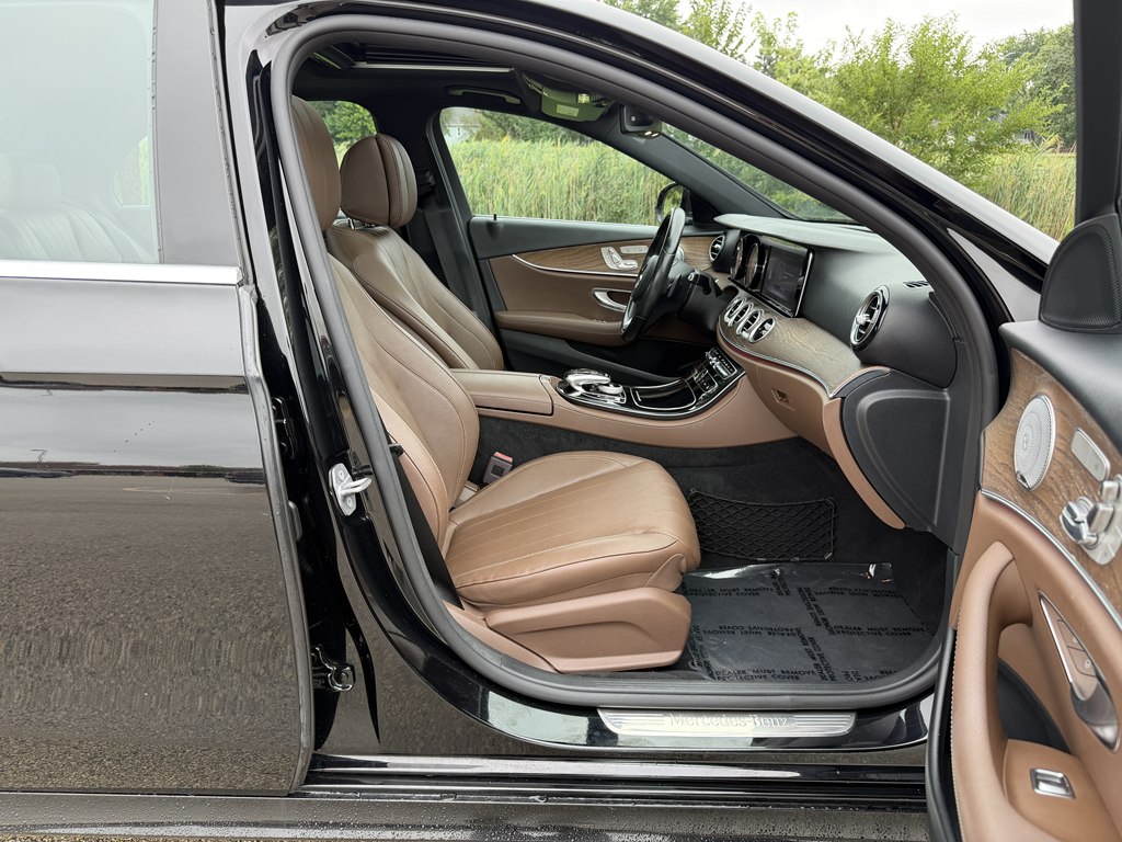 Photo 44 of this MERCEDES-BENZ E-CLASS
