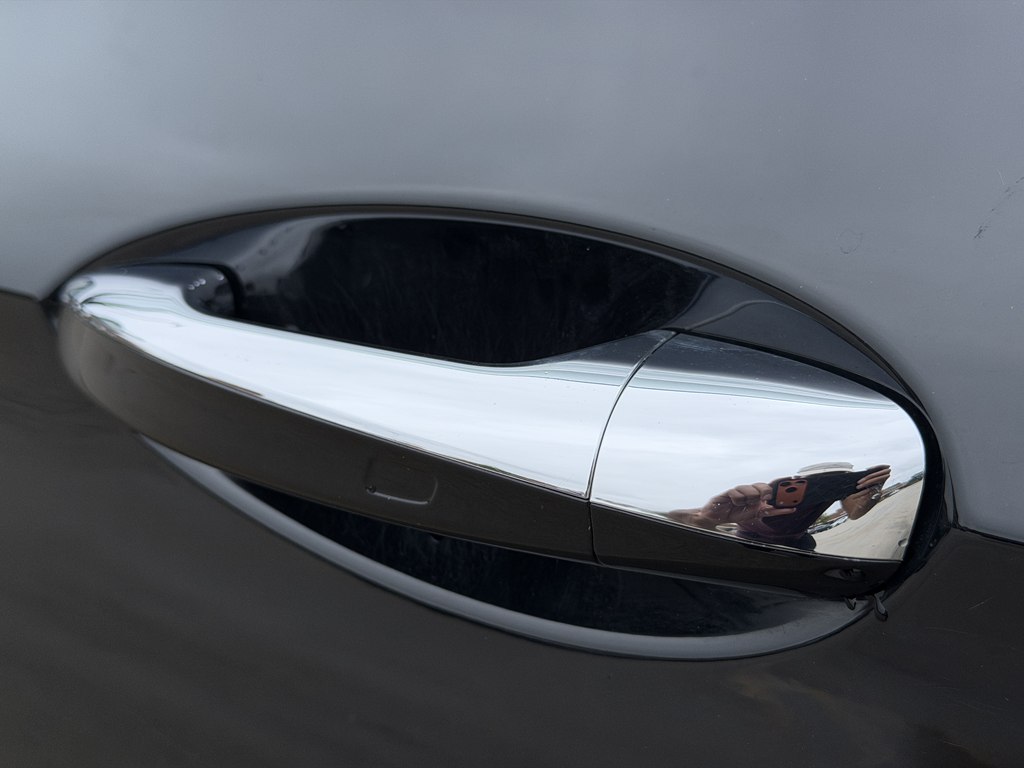 Photo 23 of this MERCEDES-BENZ E-CLASS