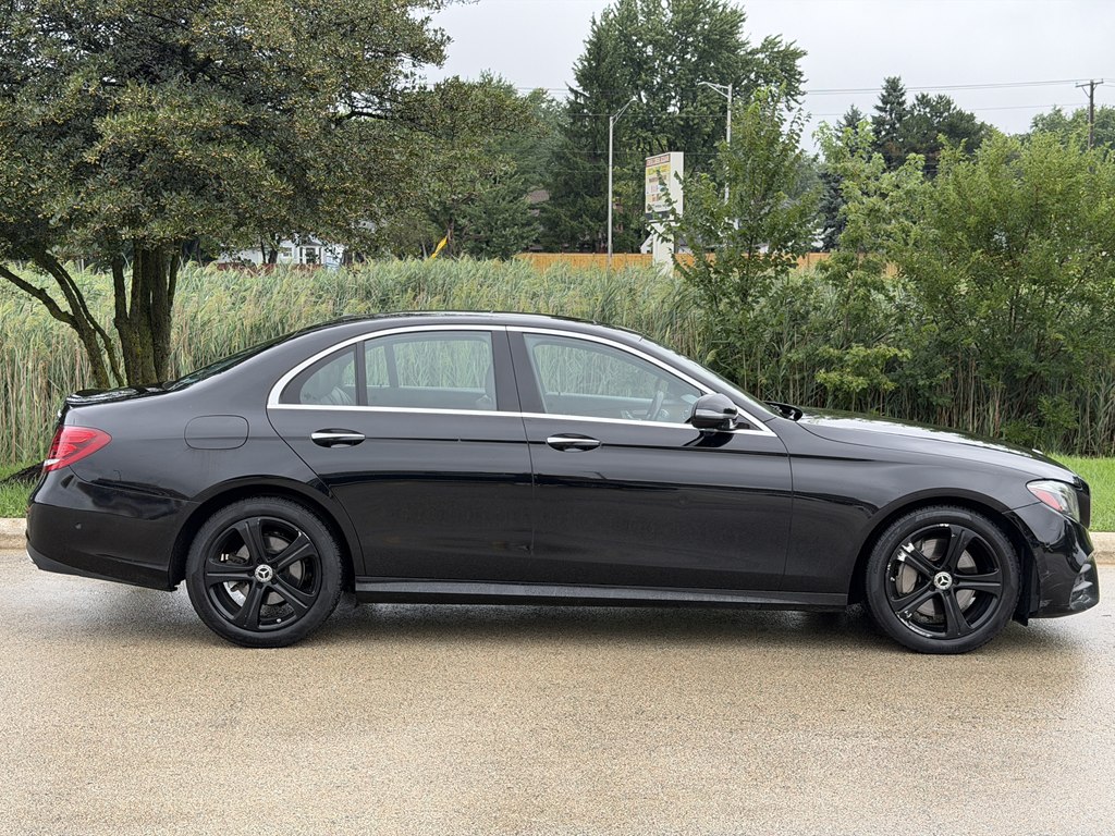 Photo 5 of this MERCEDES-BENZ E-CLASS
