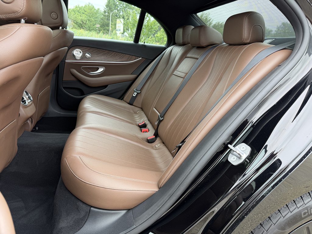 Photo 37 of this MERCEDES-BENZ E-CLASS
