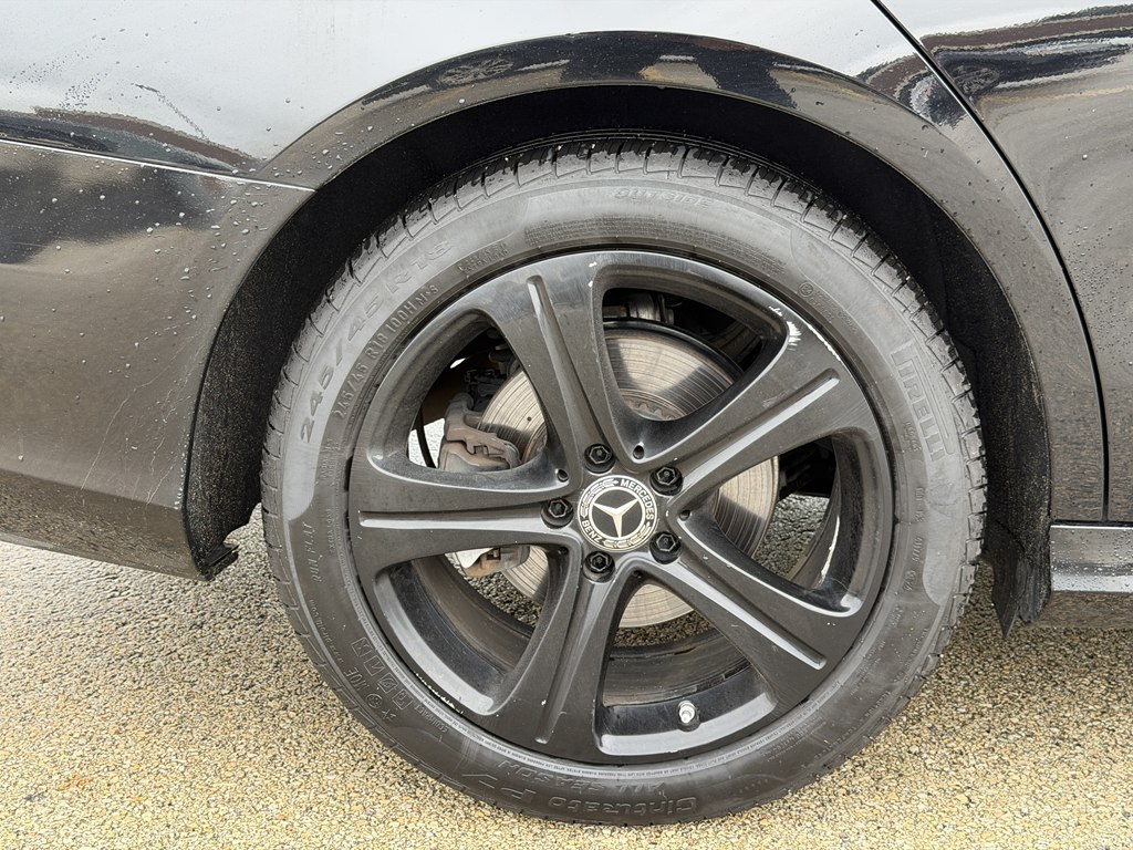 Photo 27 of this MERCEDES-BENZ E-CLASS
