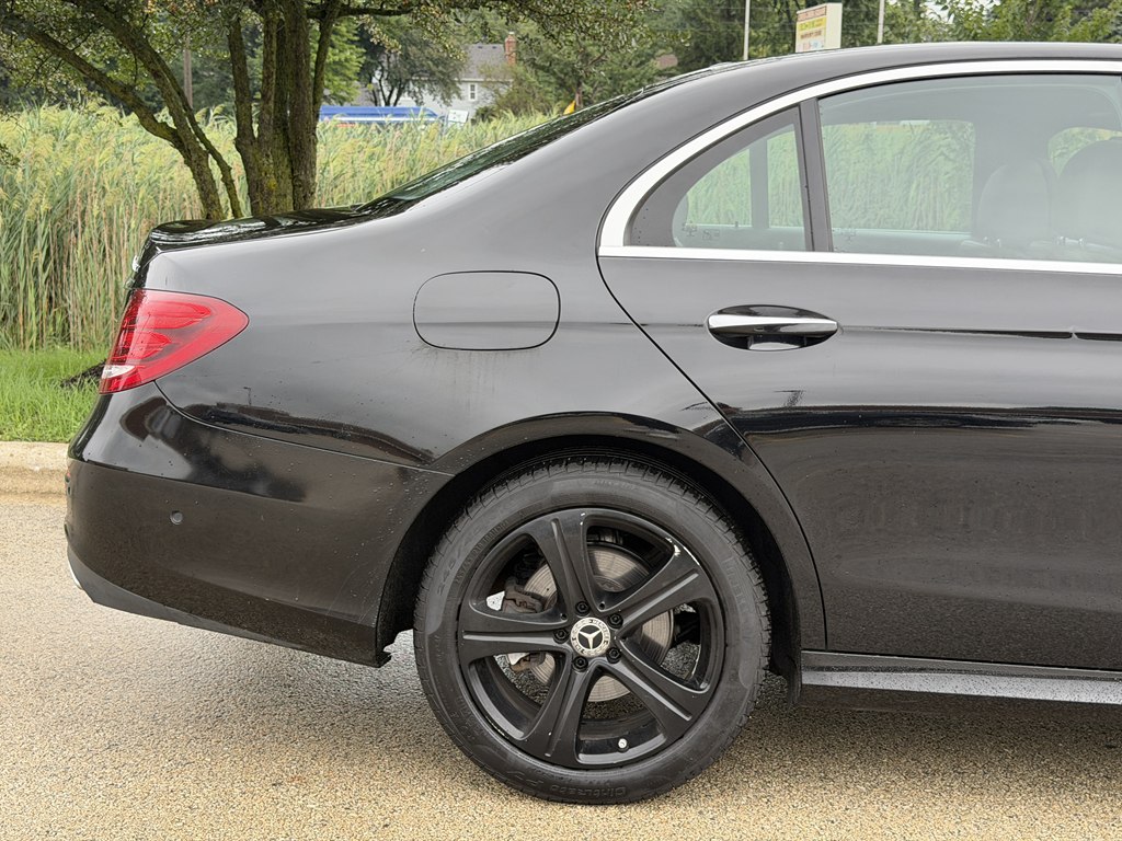 Photo 6 of this MERCEDES-BENZ E-CLASS