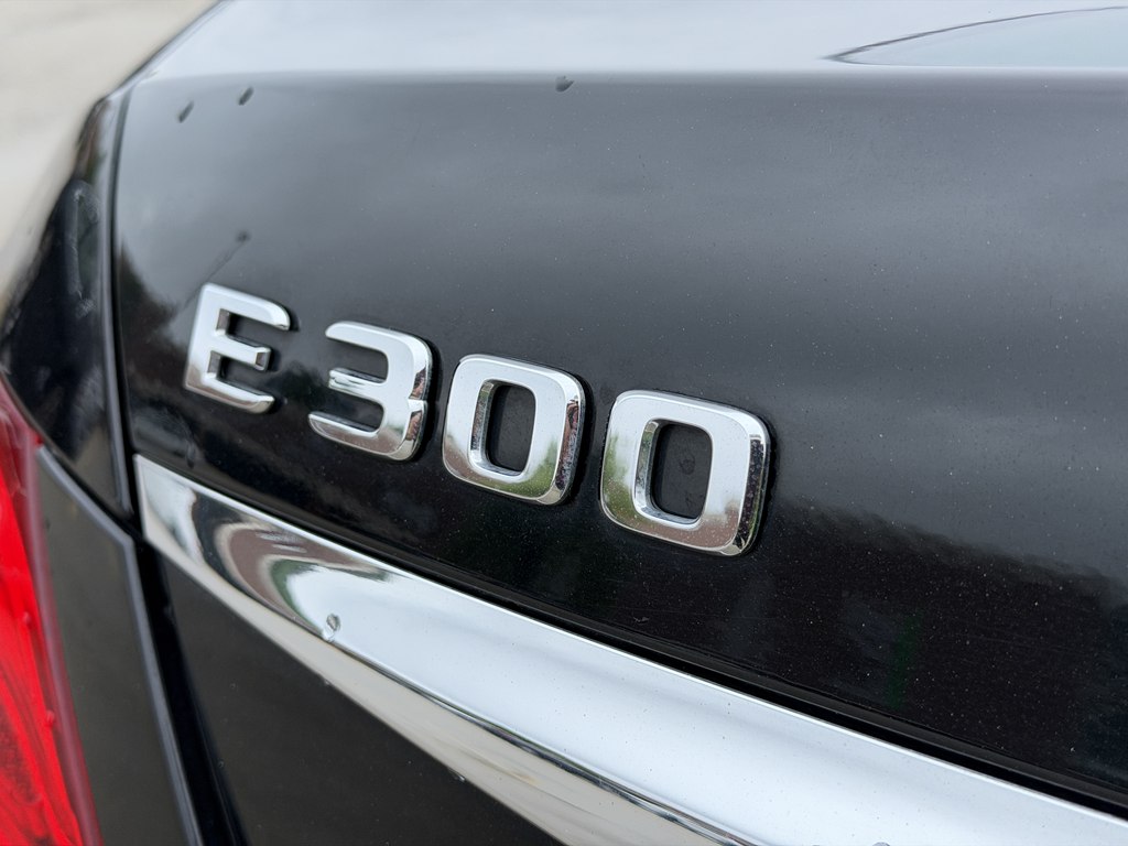 Photo 14 of this MERCEDES-BENZ E-CLASS