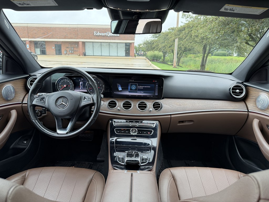 Photo 29 of this MERCEDES-BENZ E-CLASS