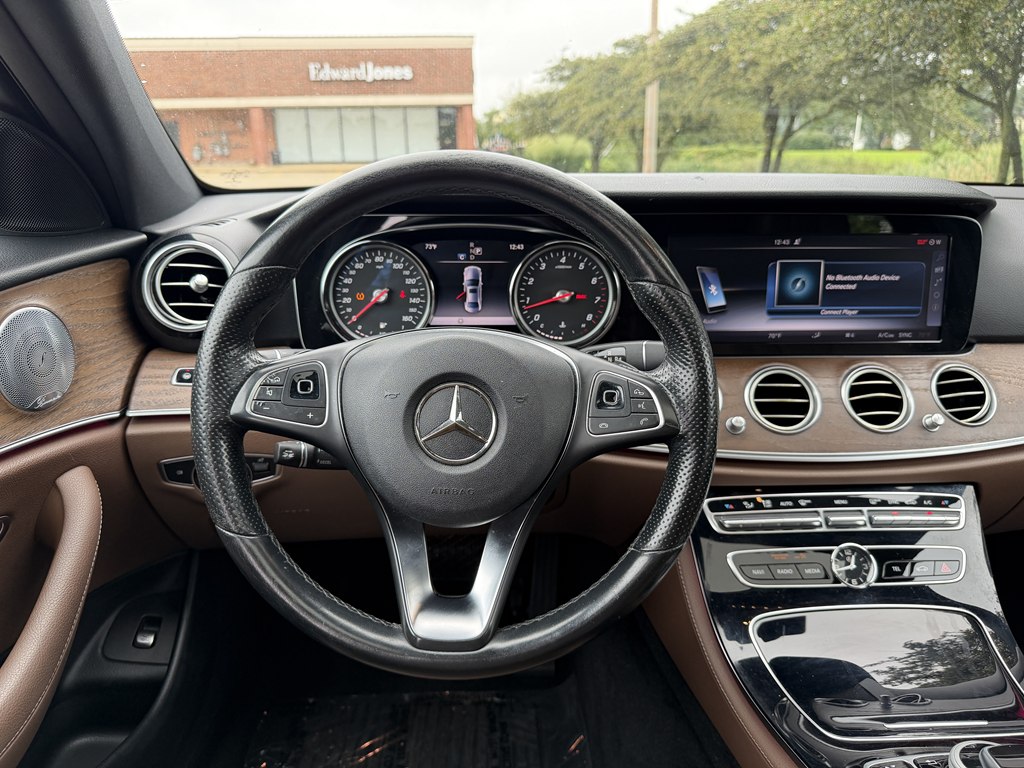 Photo 30 of this MERCEDES-BENZ E-CLASS
