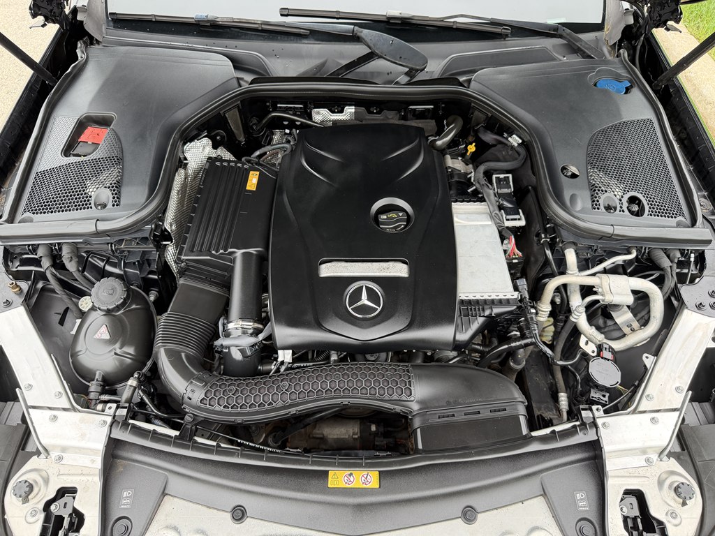 Photo 18 of this MERCEDES-BENZ E-CLASS