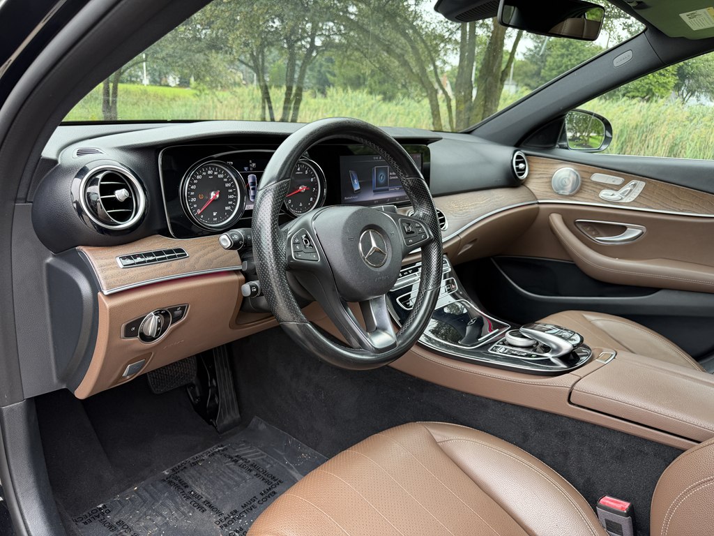 Photo 33 of this MERCEDES-BENZ E-CLASS