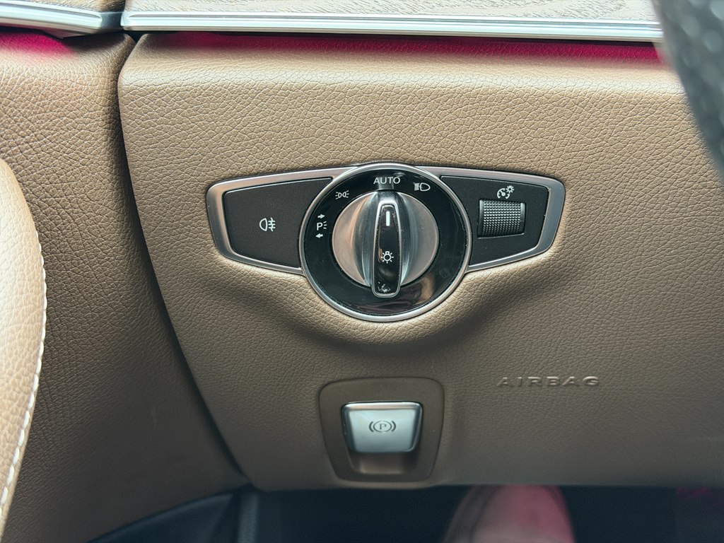 Photo 57 of this MERCEDES-BENZ E-CLASS