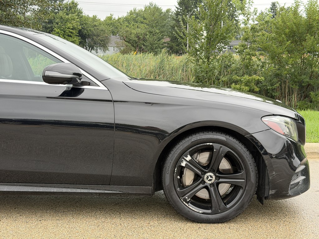 Photo 7 of this MERCEDES-BENZ E-CLASS