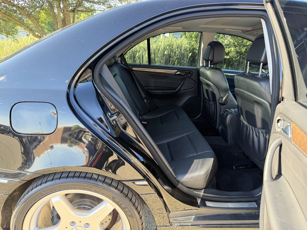 Photo 37 of this MERCEDES-BENZ C-CLASS