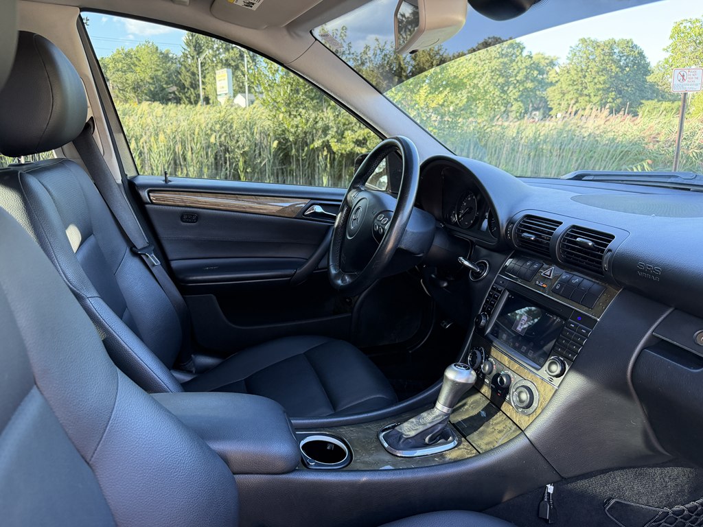 Photo 33 of this MERCEDES-BENZ C-CLASS