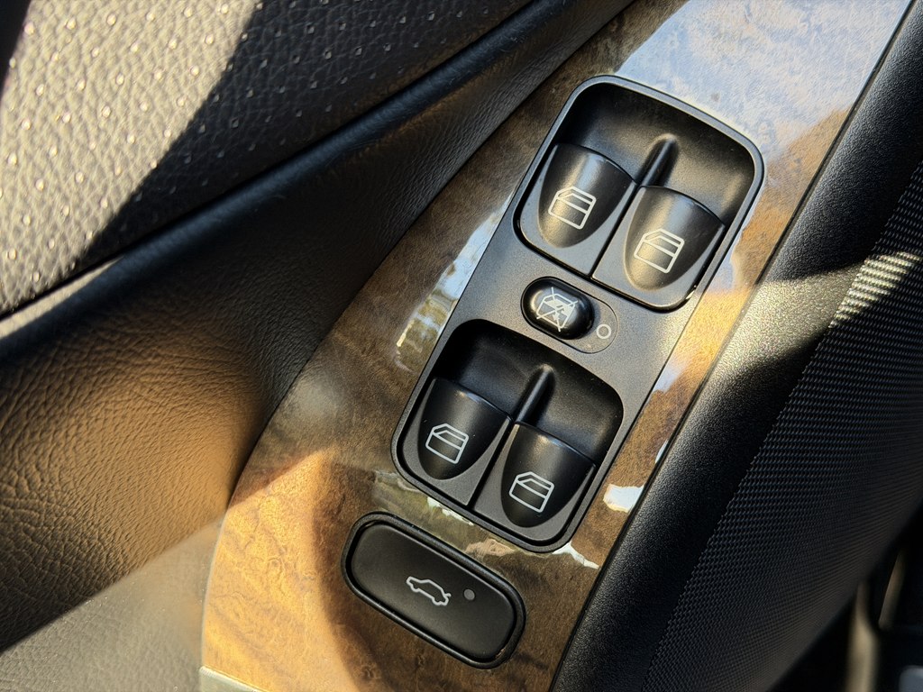 Photo 48 of this MERCEDES-BENZ C-CLASS