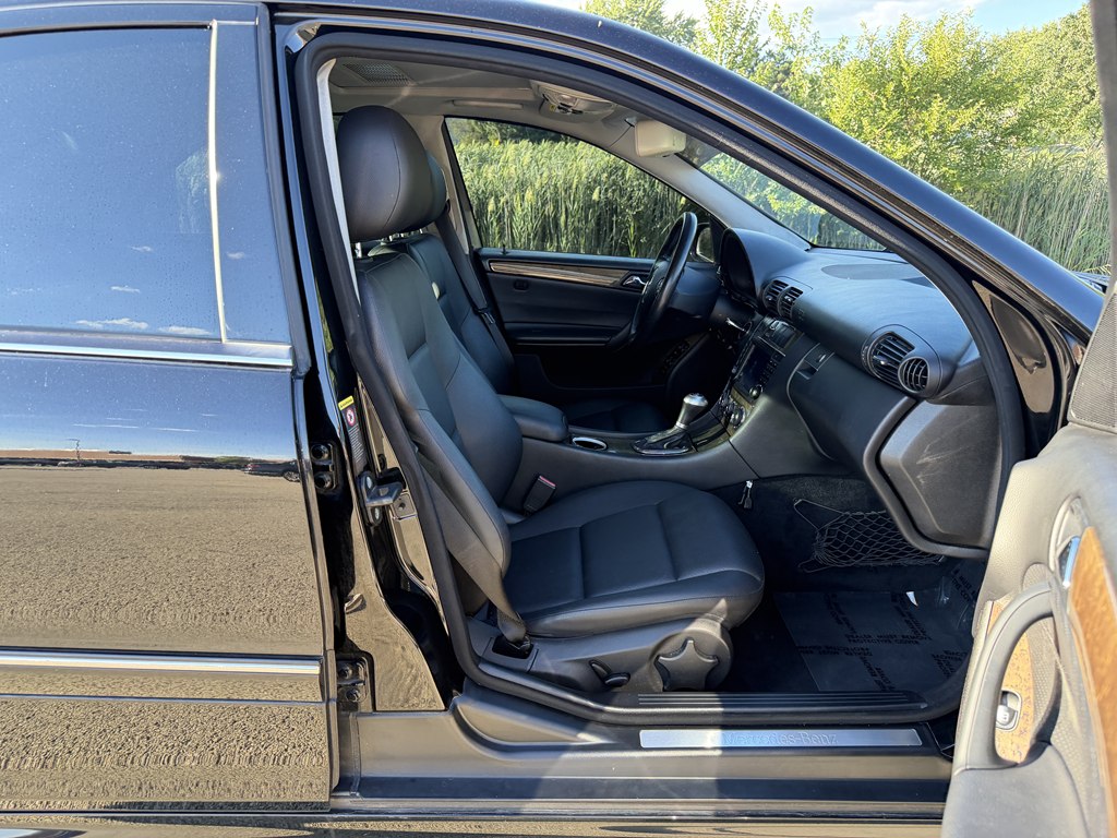 Photo 32 of this MERCEDES-BENZ C-CLASS