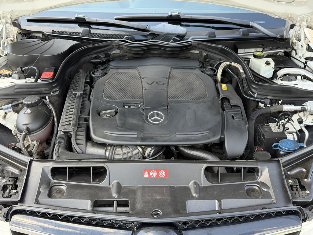 Photo 17 of this MERCEDES-BENZ C-CLASS