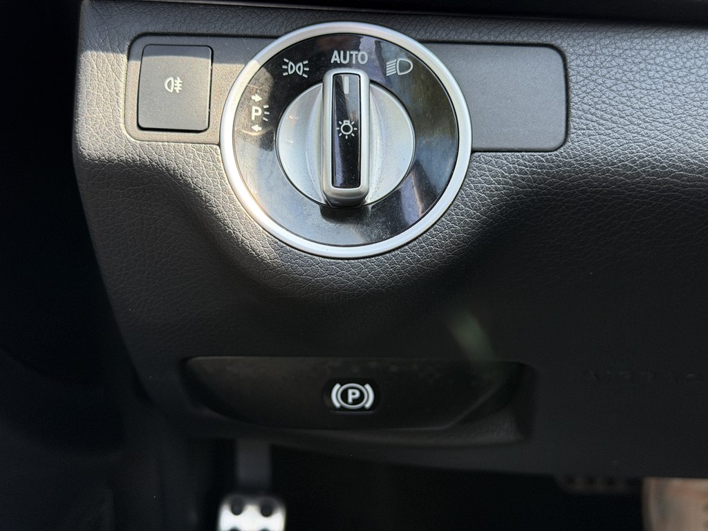 Photo 38 of this MERCEDES-BENZ C-CLASS